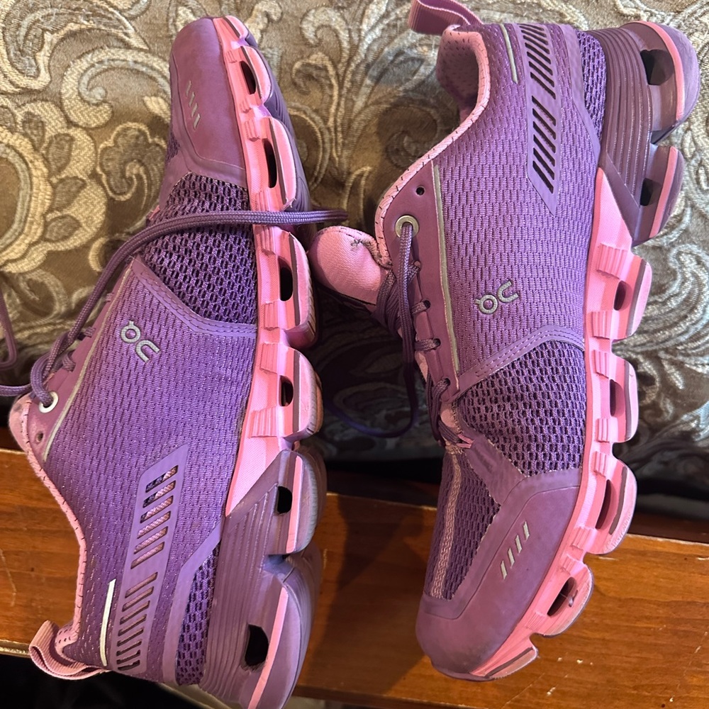 On Cloudflyer Womens Size 8 Shoes Purple / Pink Running Walking Gym. EUC!